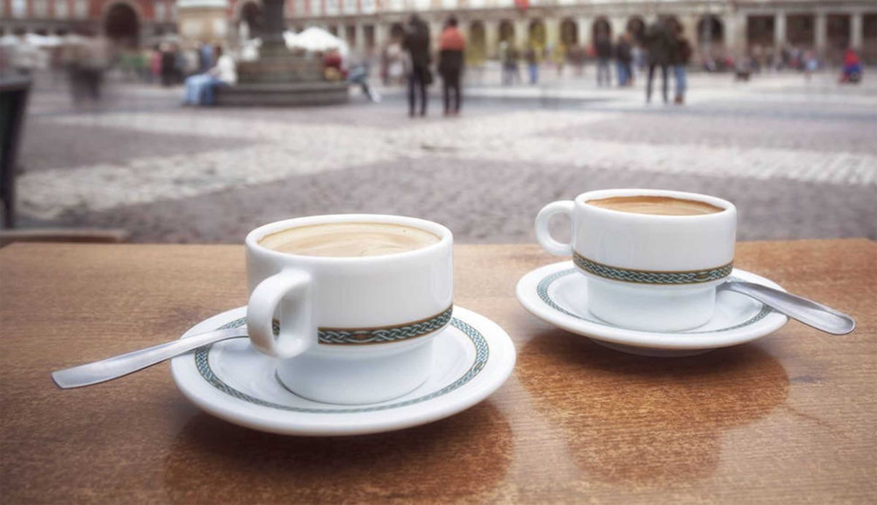 Two cups of Spanish coffee on a table