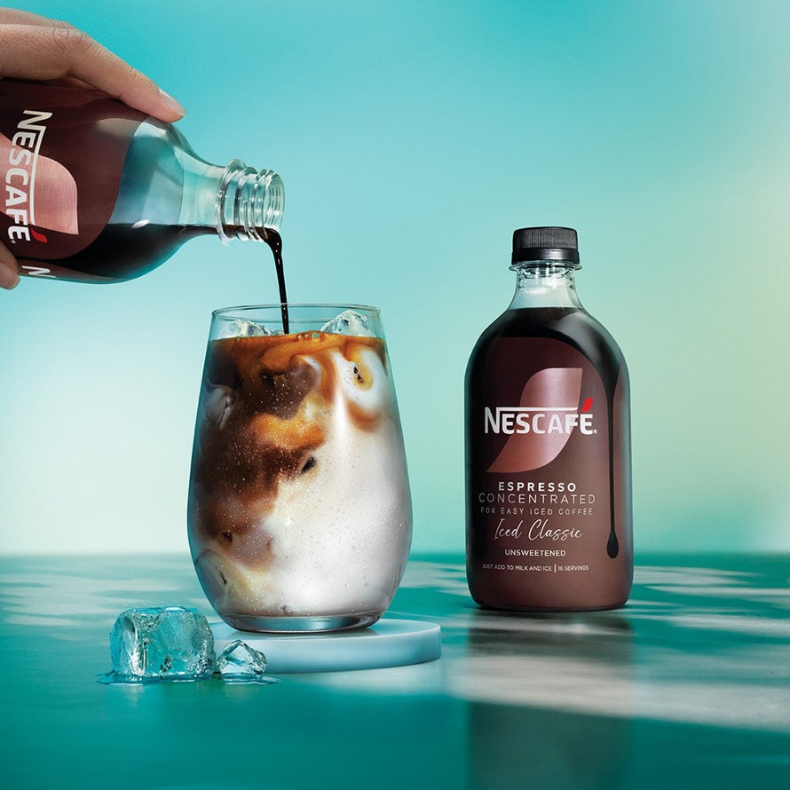 hand pouring coffee in glas