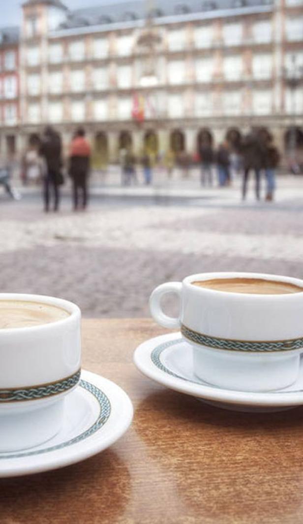 Two cups of Spanish coffee on a table