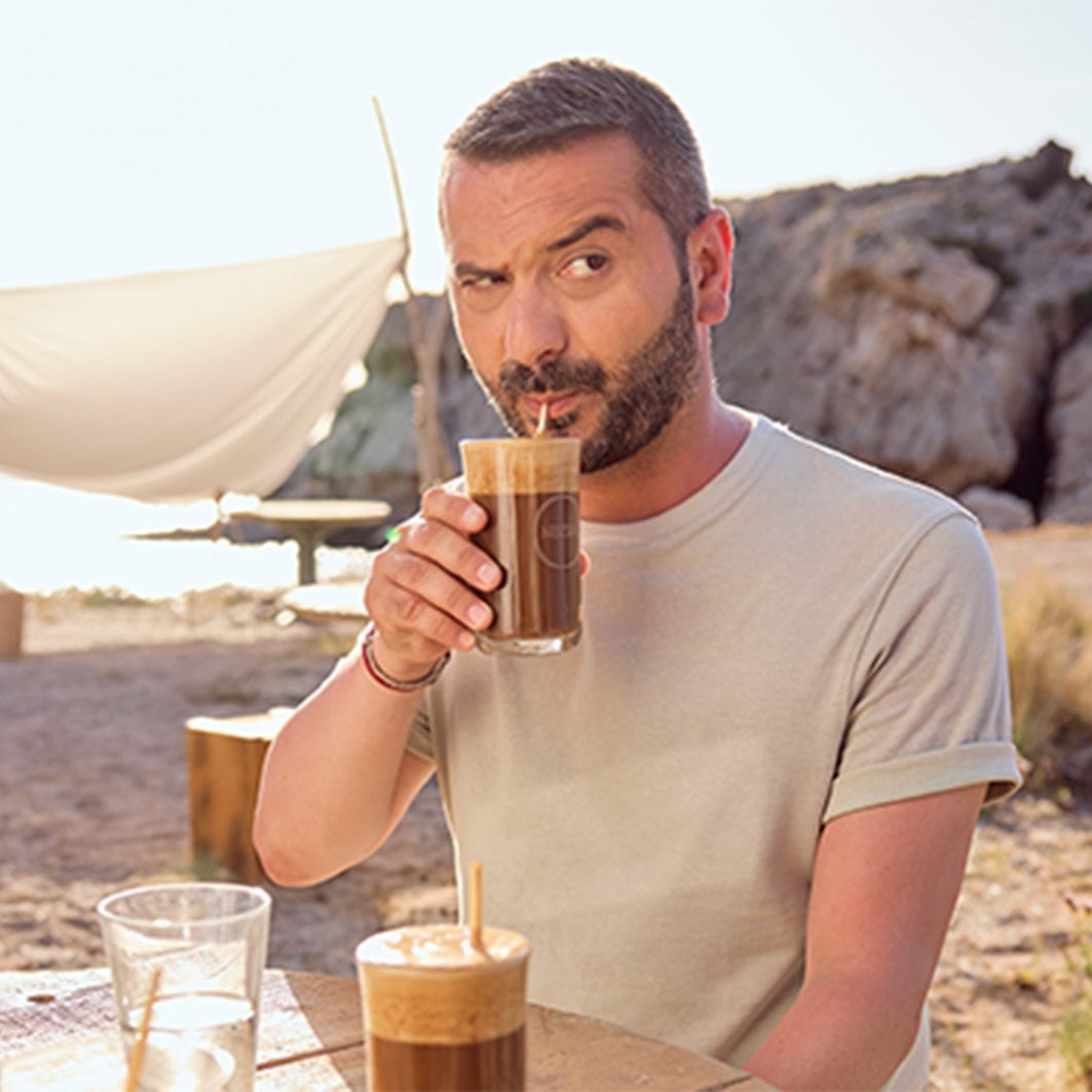 άνδρας πίνει καφέ φραπέ