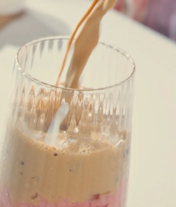 Ρίξε το strawberry iced latte στο ποτήρι