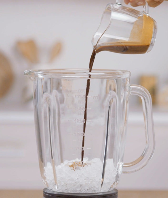 Ulijevanje kave i zdrobljenog leda u blender