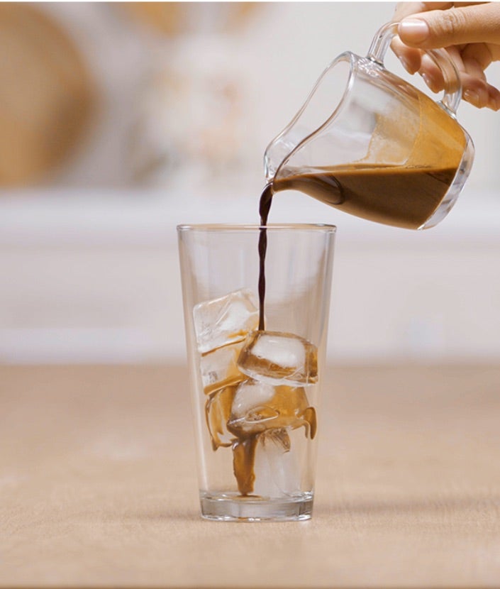 Ulijevanje kave u shaker čašu s kockicama leda