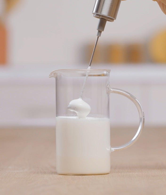 Zapjenite zagrijano mlijeko dok ne postignete svilenkastu i glatku teksturu