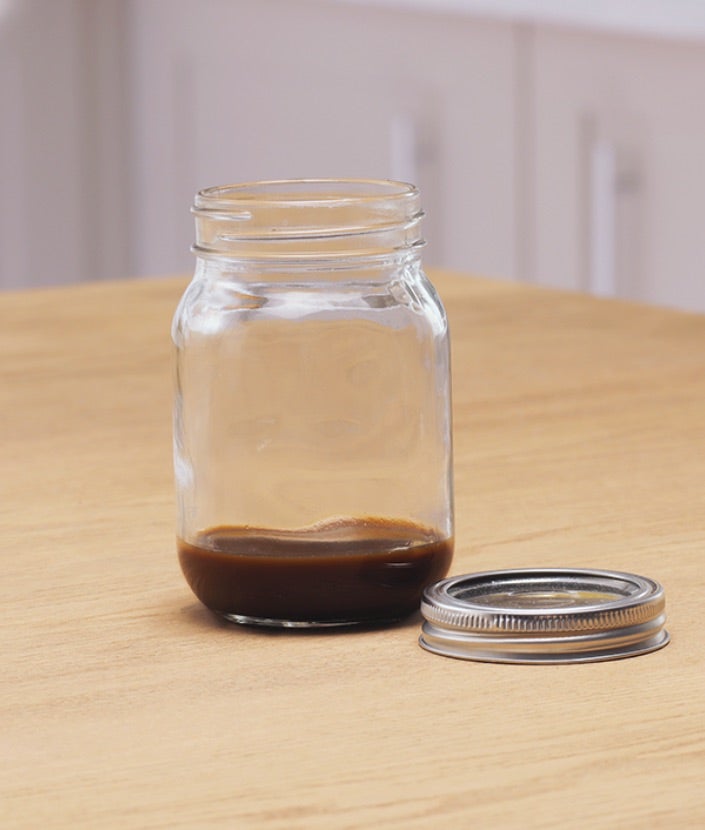 Staklenka s mješavinom Nescafé Black Roast kave i vruće vode