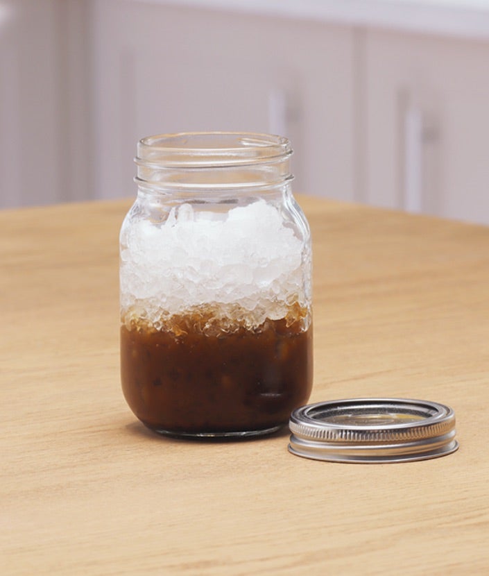 Zdrobljeni led i mješavina kave u staklenci