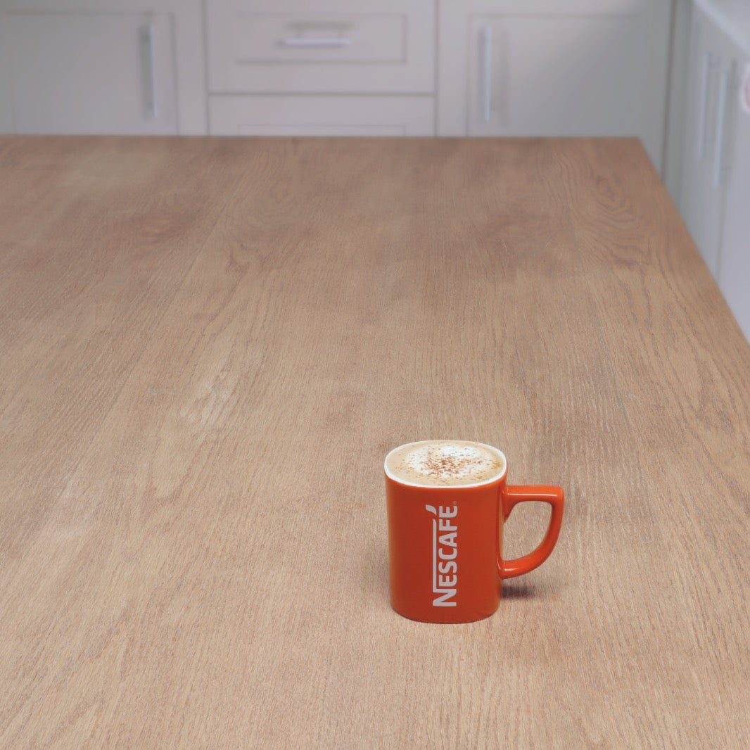 Melted Chocolate Mocha kava u Nescafé šalici na stolu