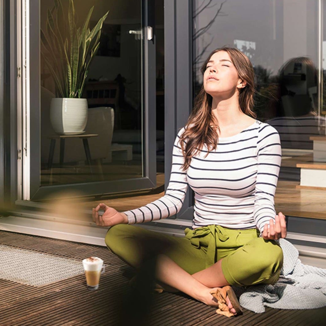 Žena meditira na suncu