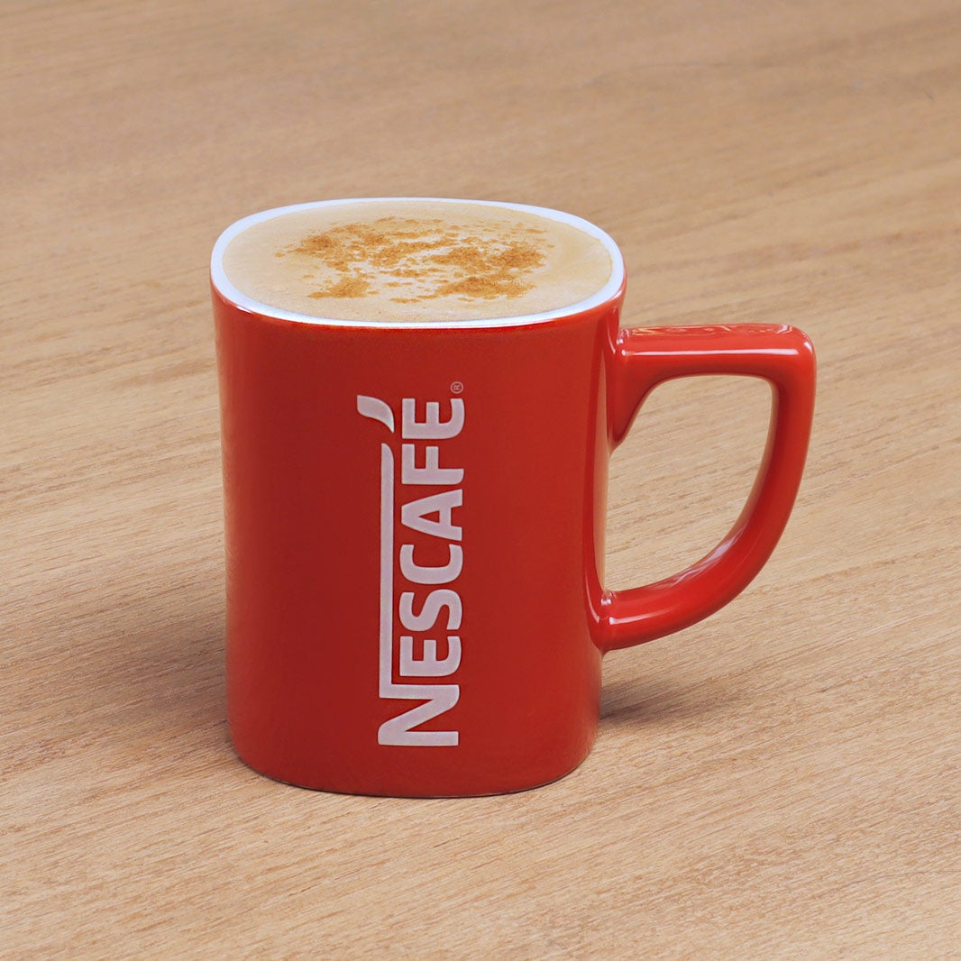 Maple Café au Lait napitak u crvenoj Nescafé šalici