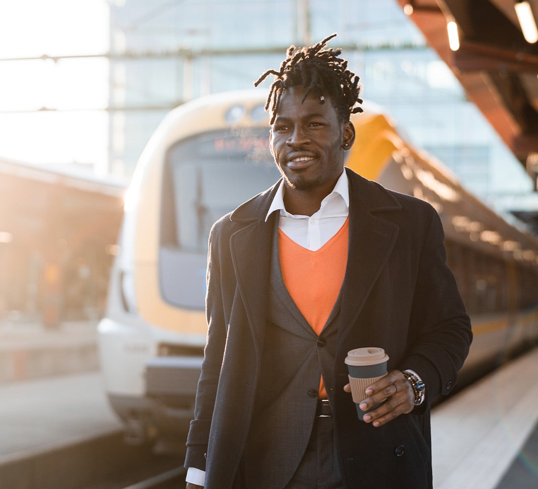 Muškarac sa šalicom za kavu za višekratnu upotrebu