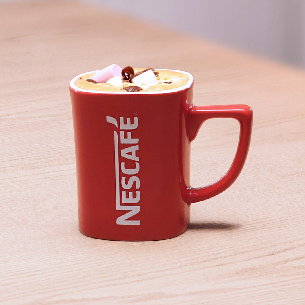 Chocolate Hazelnut Mocha napitak u crvenoj Nescafé šalici