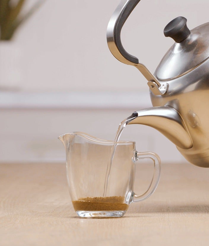 Ulijevanje vruće vode u šalicu s Nescafé Classic kavom