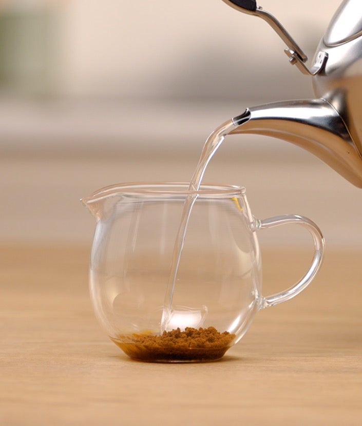 Ulijevanje vode u vrč za kavu