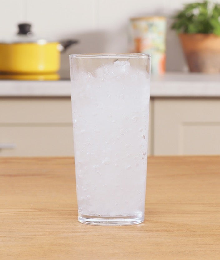 Čaša sa zdrobljenim ledom i gaziranom vodom
