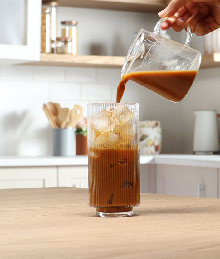 Prelijevanje Vietnamese Iced Coffe ledene kave u staklenu čašu