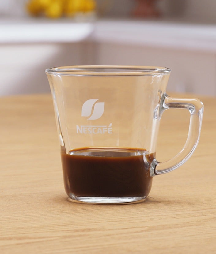 Mješavina Nescafé Gold kave i vruće vode  u šalici