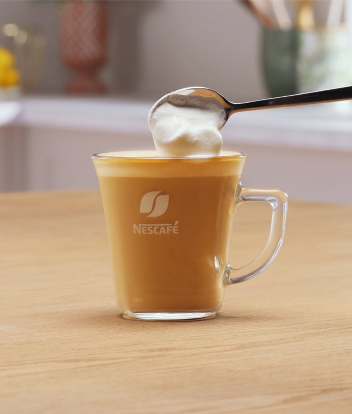 Ukrašavanje White Chocolate Mocha kave šlagom 