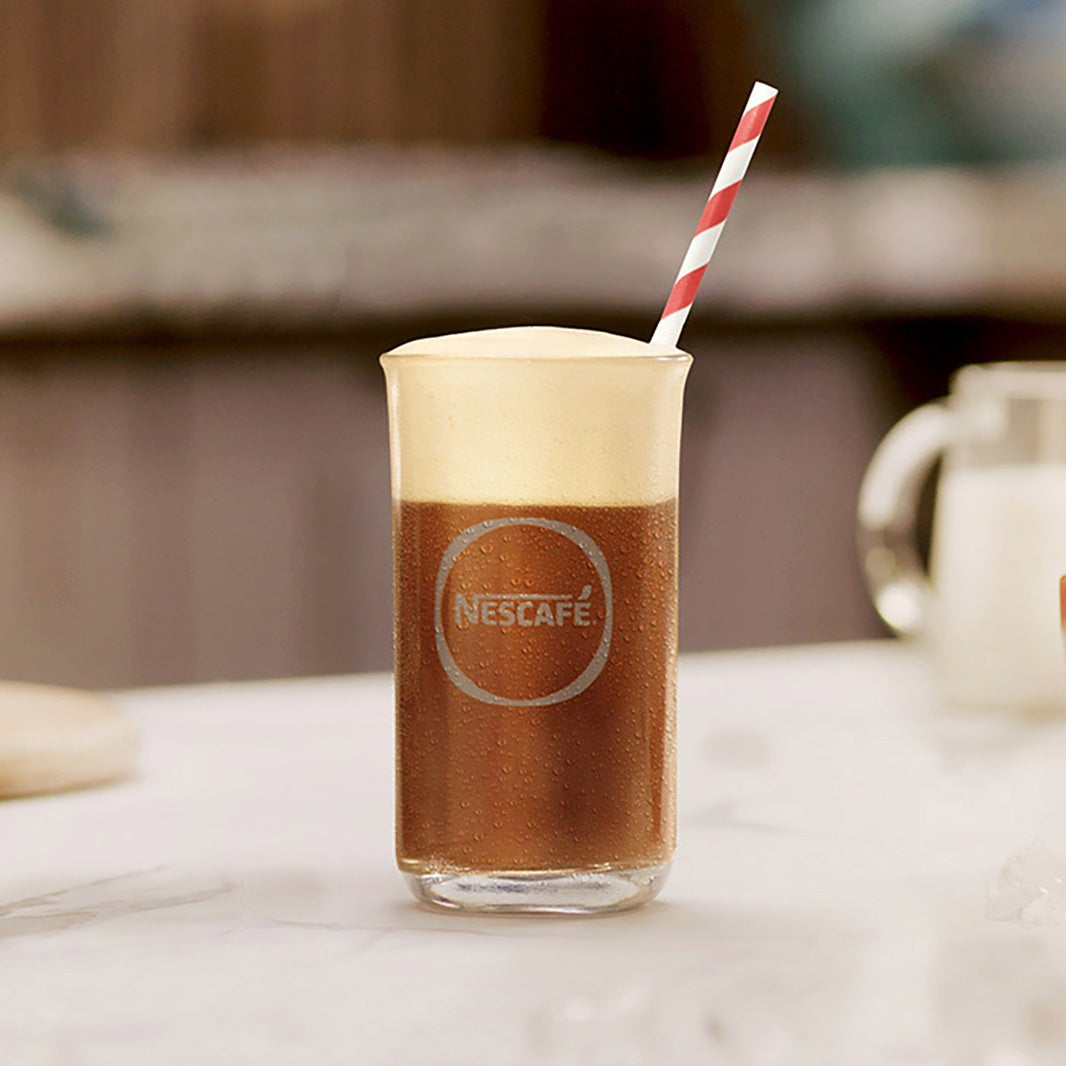 Čaša koja sadrži instant NESCAFÉ Frappé Latte