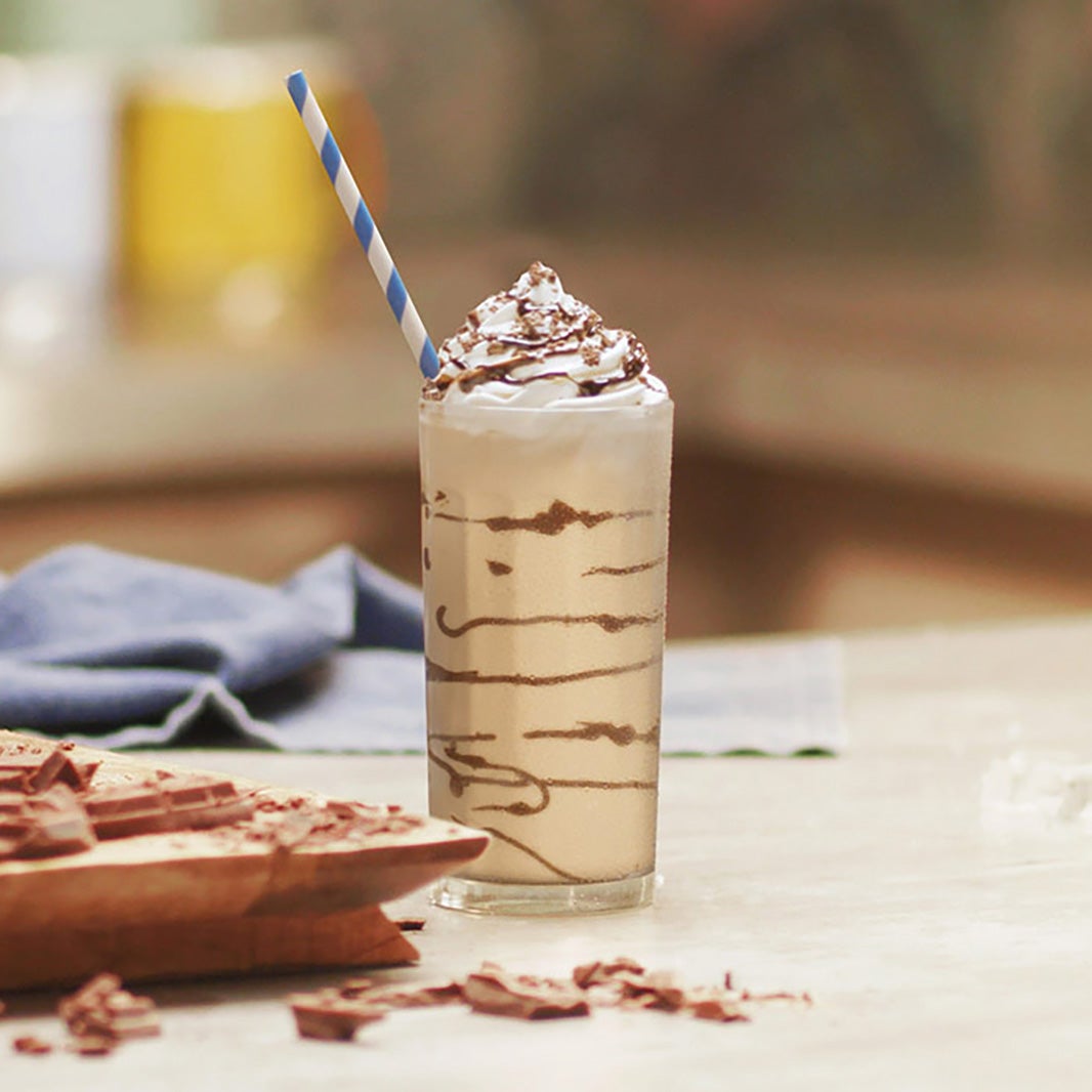 Čaša koja sadržava instant NESCAFÉ Frappé Cappuccino Mocha