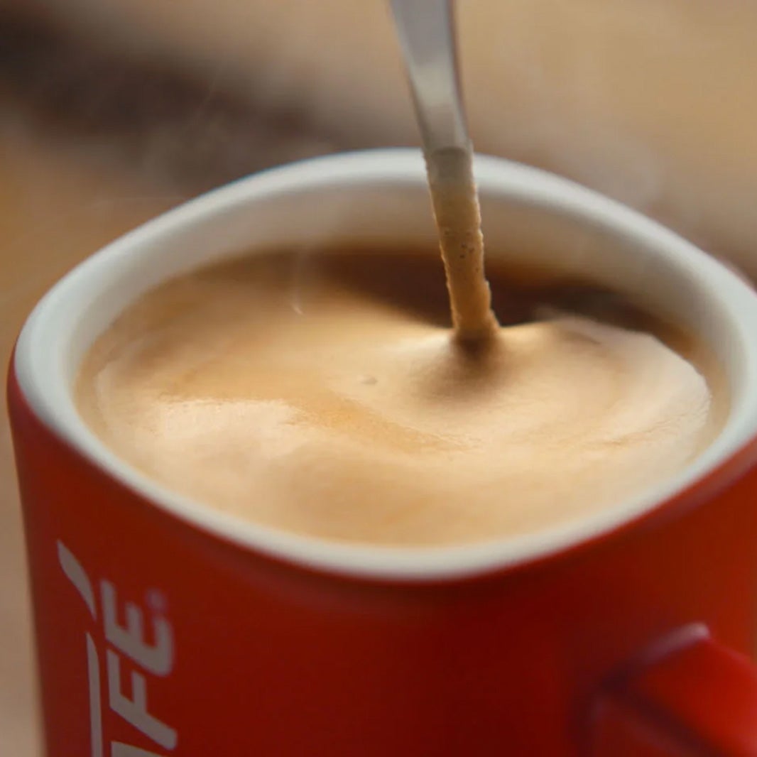 Žličicom se miješa NESCAFÉ Crema u šalici
