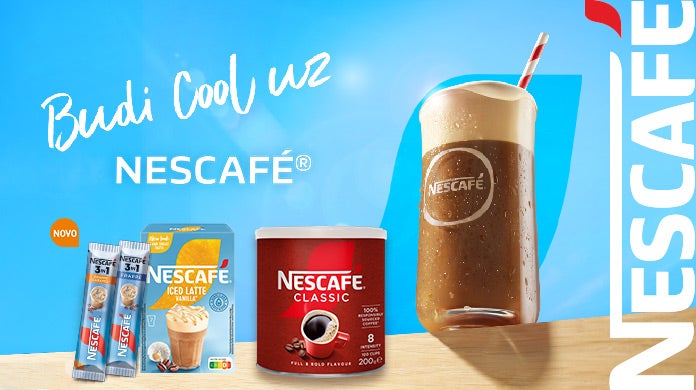 Čaša s NESCAFÉ Frappé na stolu