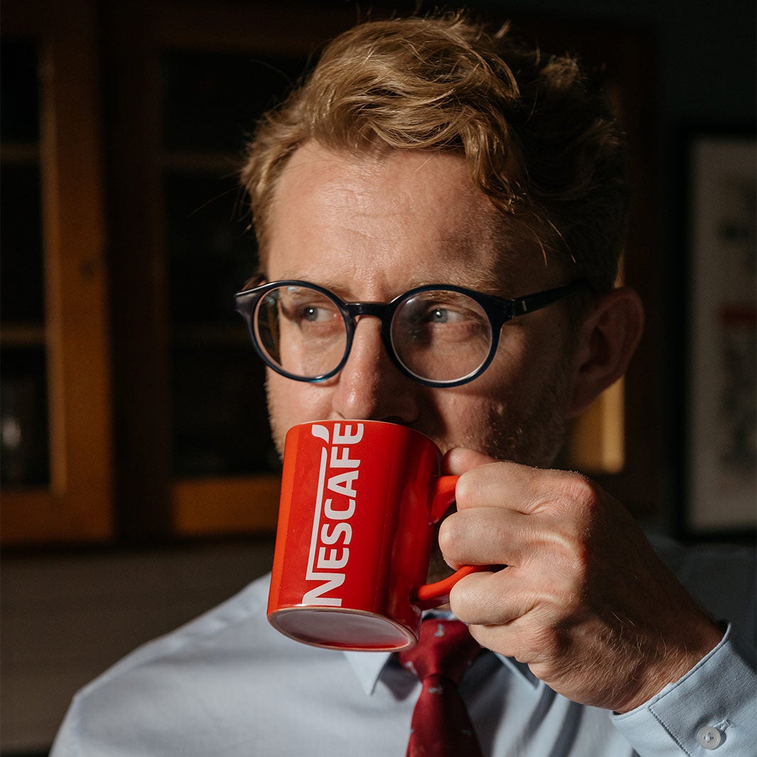 čovjek koji pije nescafé