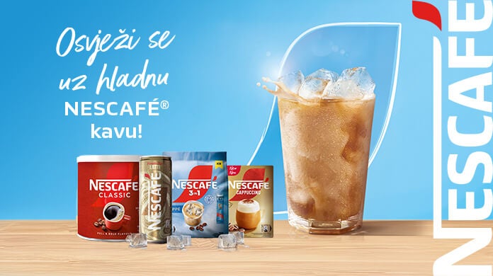 Čaša s NESCAFÉ Frappé na stolu