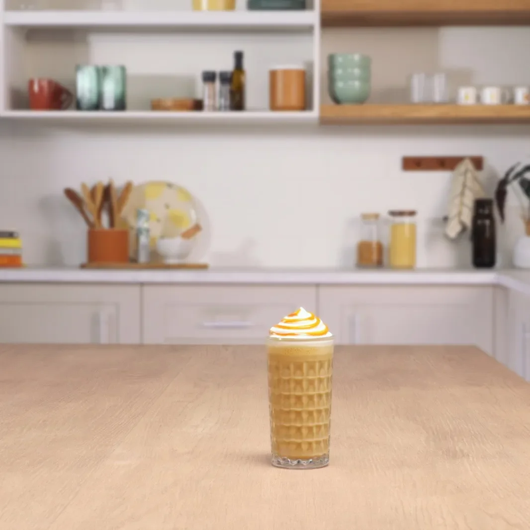 Caramel Frappe kava u staklenoj čaši na stolu