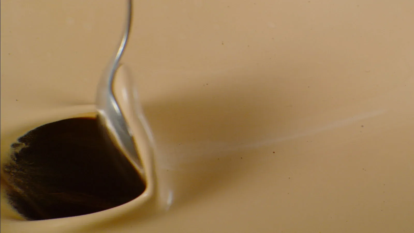 Žličicom se miješa NESCAFÉ Crema