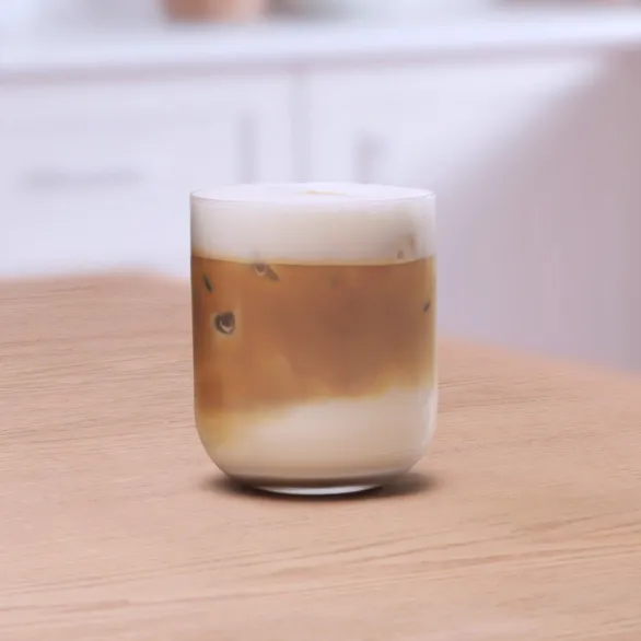 Iced Vanilla Latte napitak u staklenoj čaši