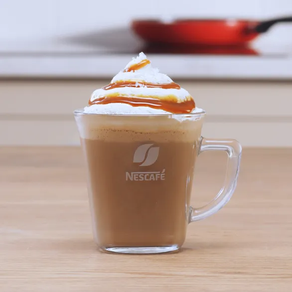 Salted Caramel Latte napitak u staklenoj šalici