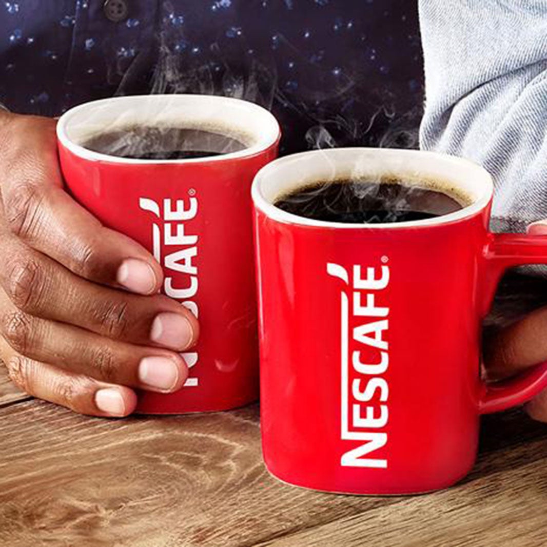 Kávét tartó kezek