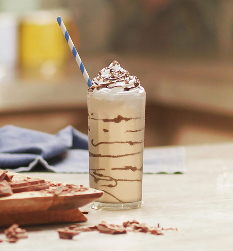 Egy pohár NESCAFÉ Frappé Cappuccino Mocha