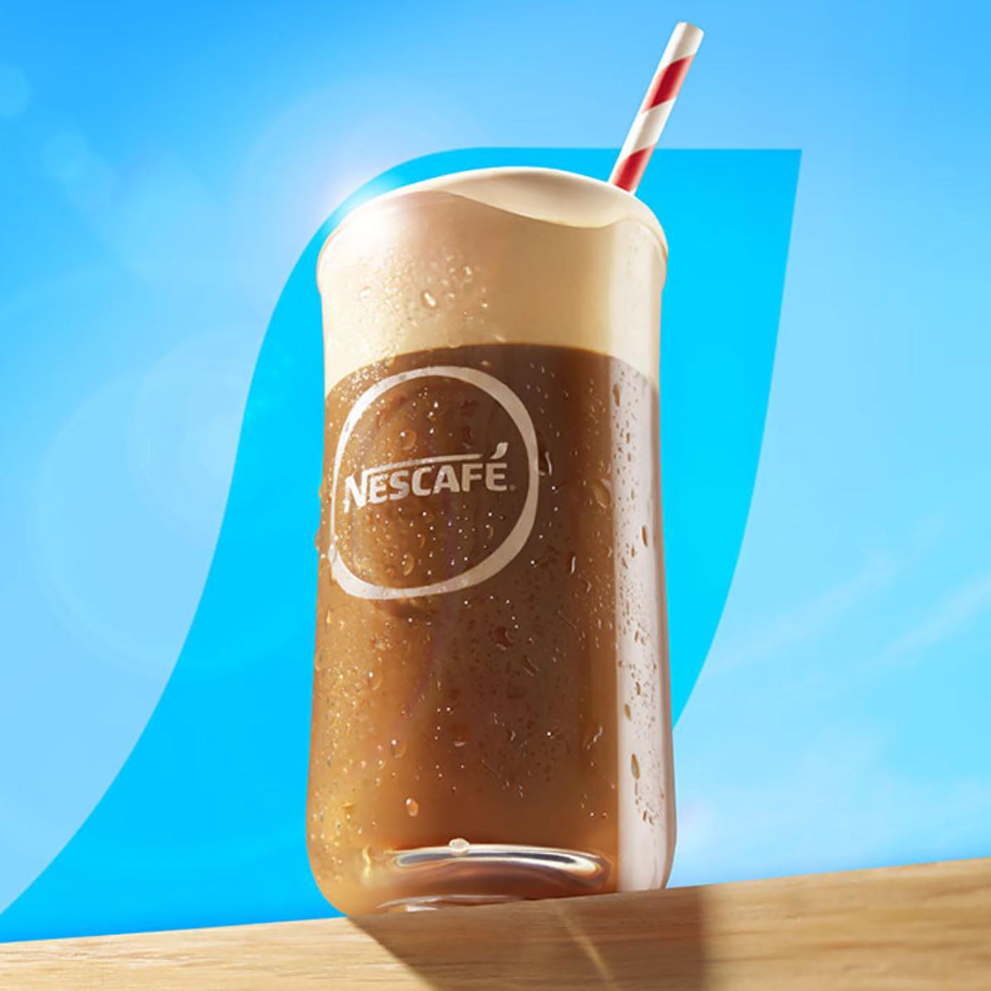 NESCAFÉ Frappé pohár az asztalon