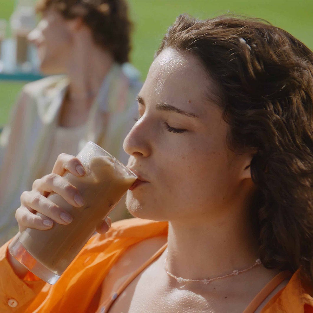 Jeges kávét kortyoló nő