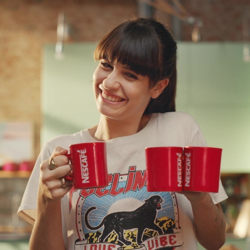 Lány NESCAFÉ bögrékkel 