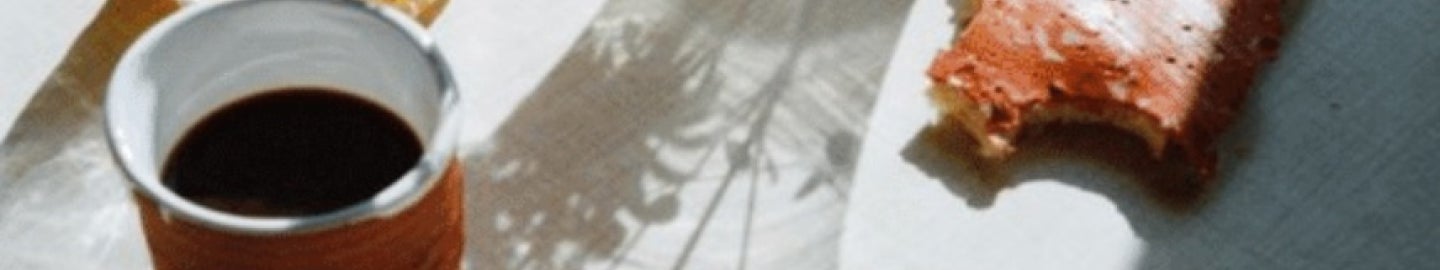 egy csésze kávé és egy süti