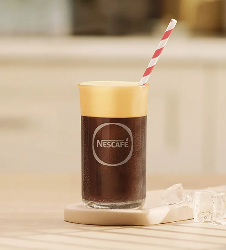 Egy pohár NESCAFÉ Frappé Americano