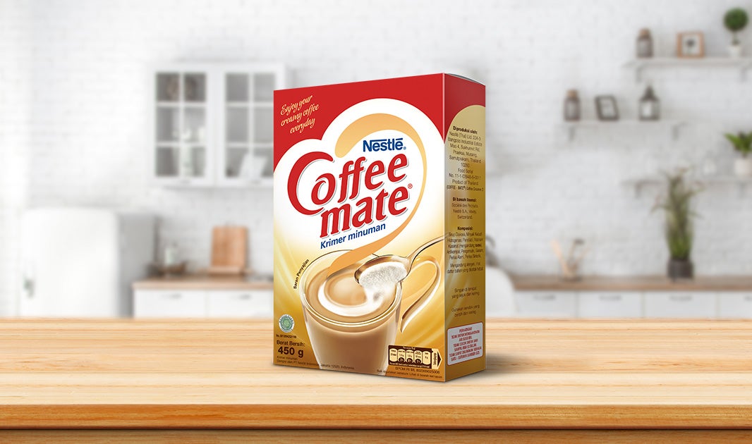 Gadis dengan cangkir NESCAFE