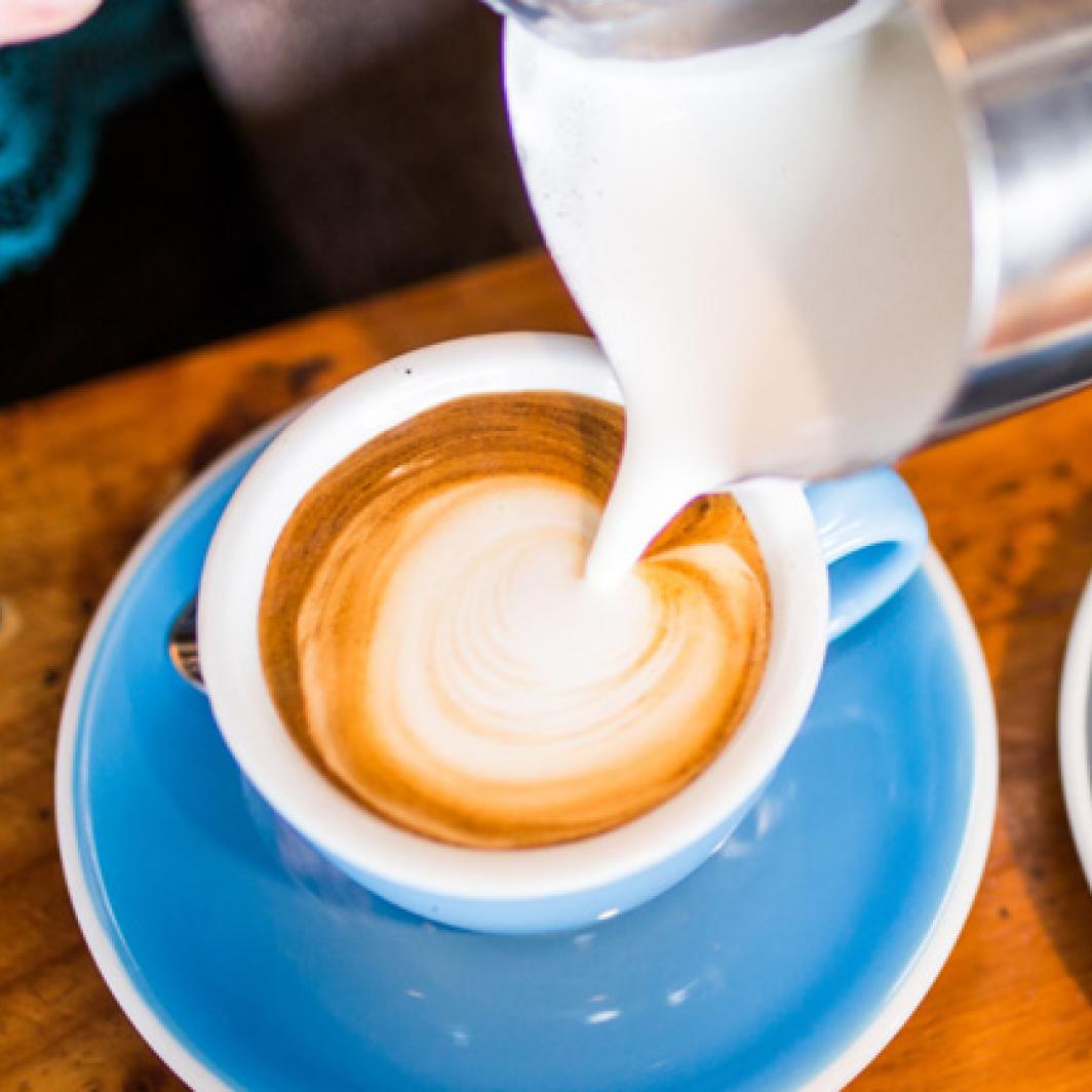 Sama-sama Kopi Susu, Apa Beda Flat White dan Latte?