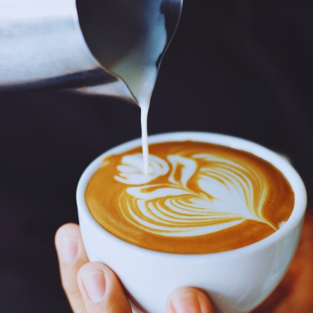 Latte Art: Seni Menghias Kopi yang Bikin Nongkrong Jadi Keren