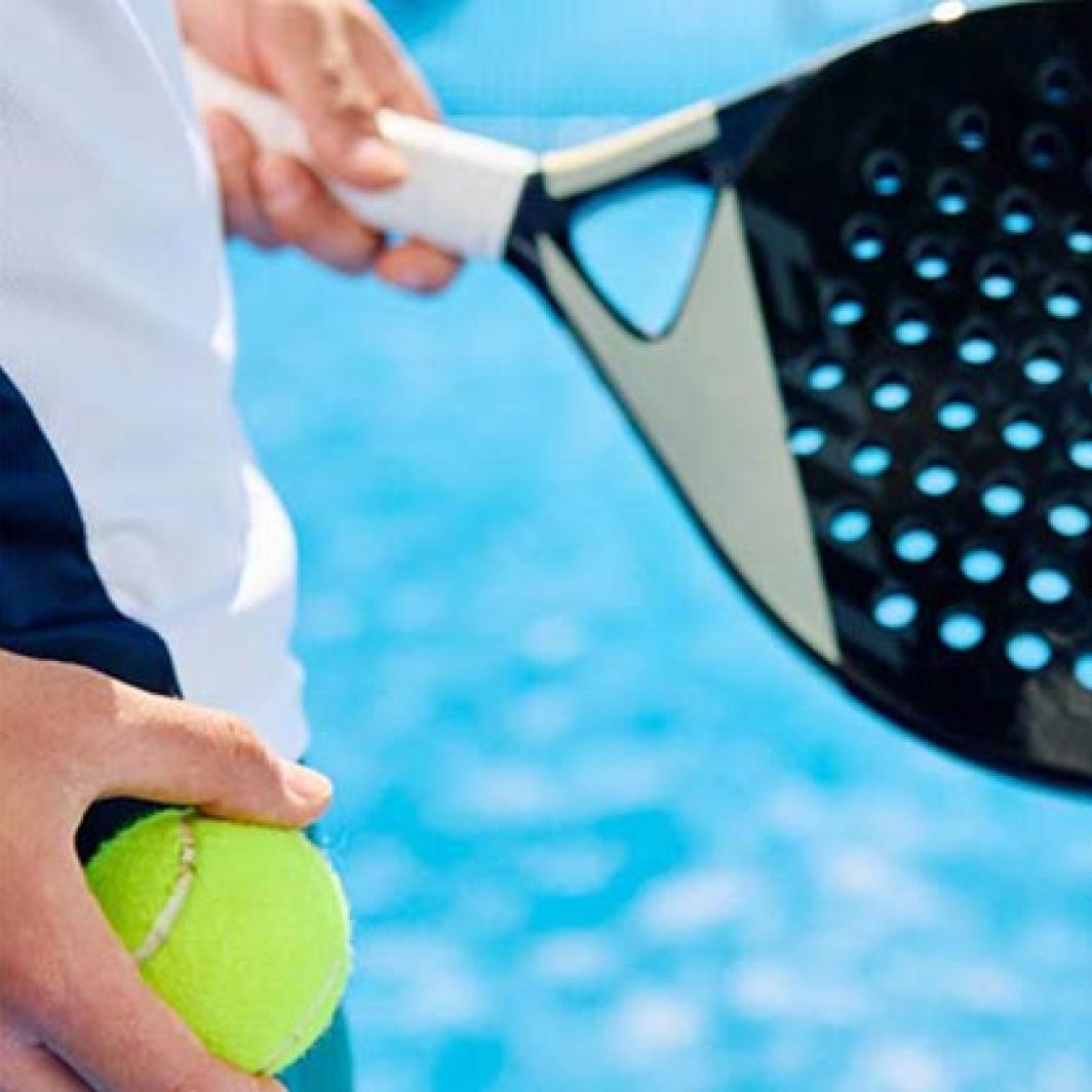 Sama-sama Pakai Raket, Apa Sih Perbedaan Padel dan Tenis?