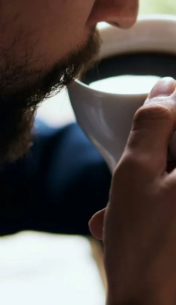 pria minum kopi