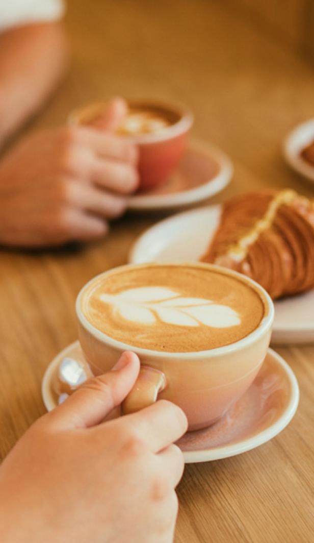 camilan yang cocok untuk kopi hitam