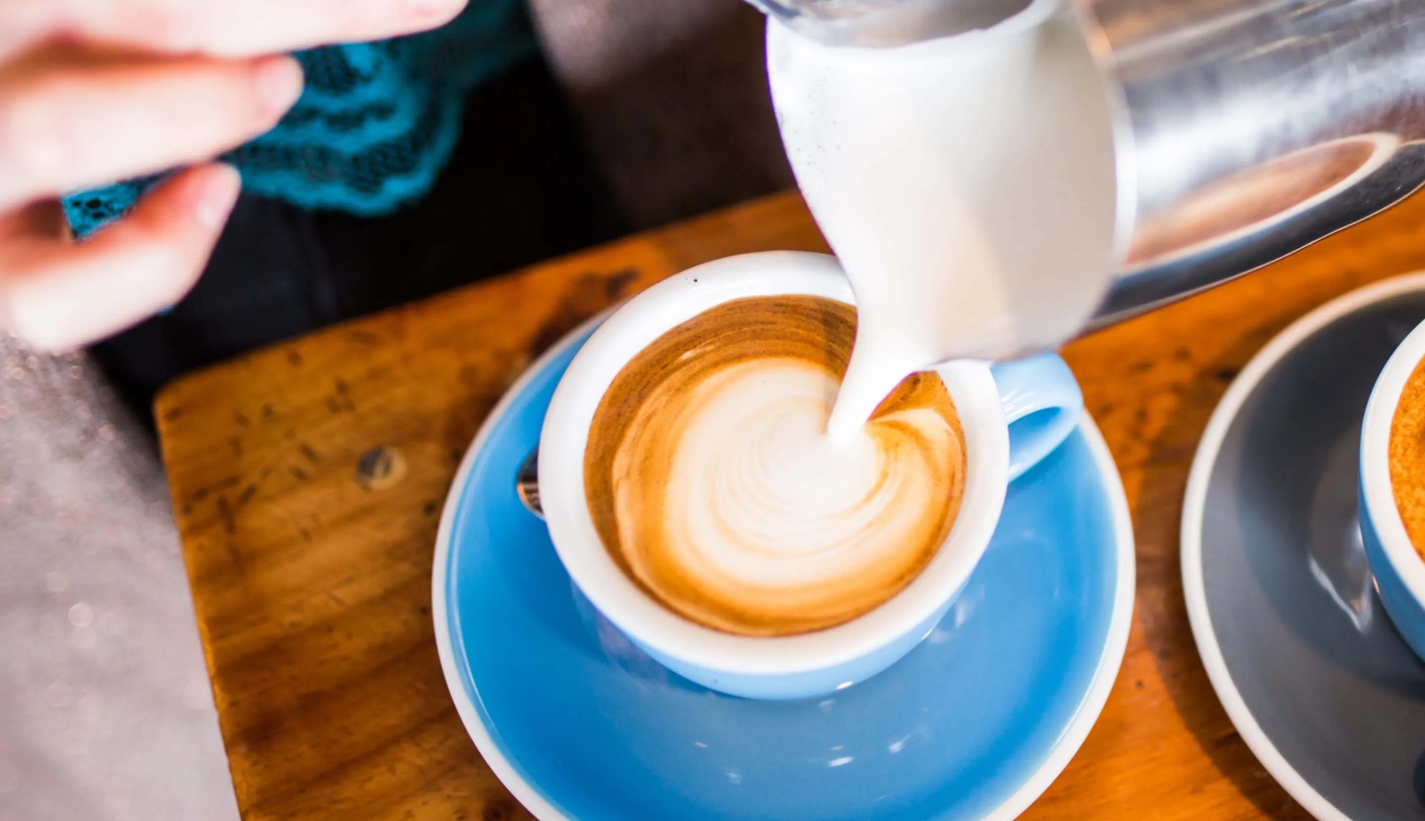 beda flat white dan latte