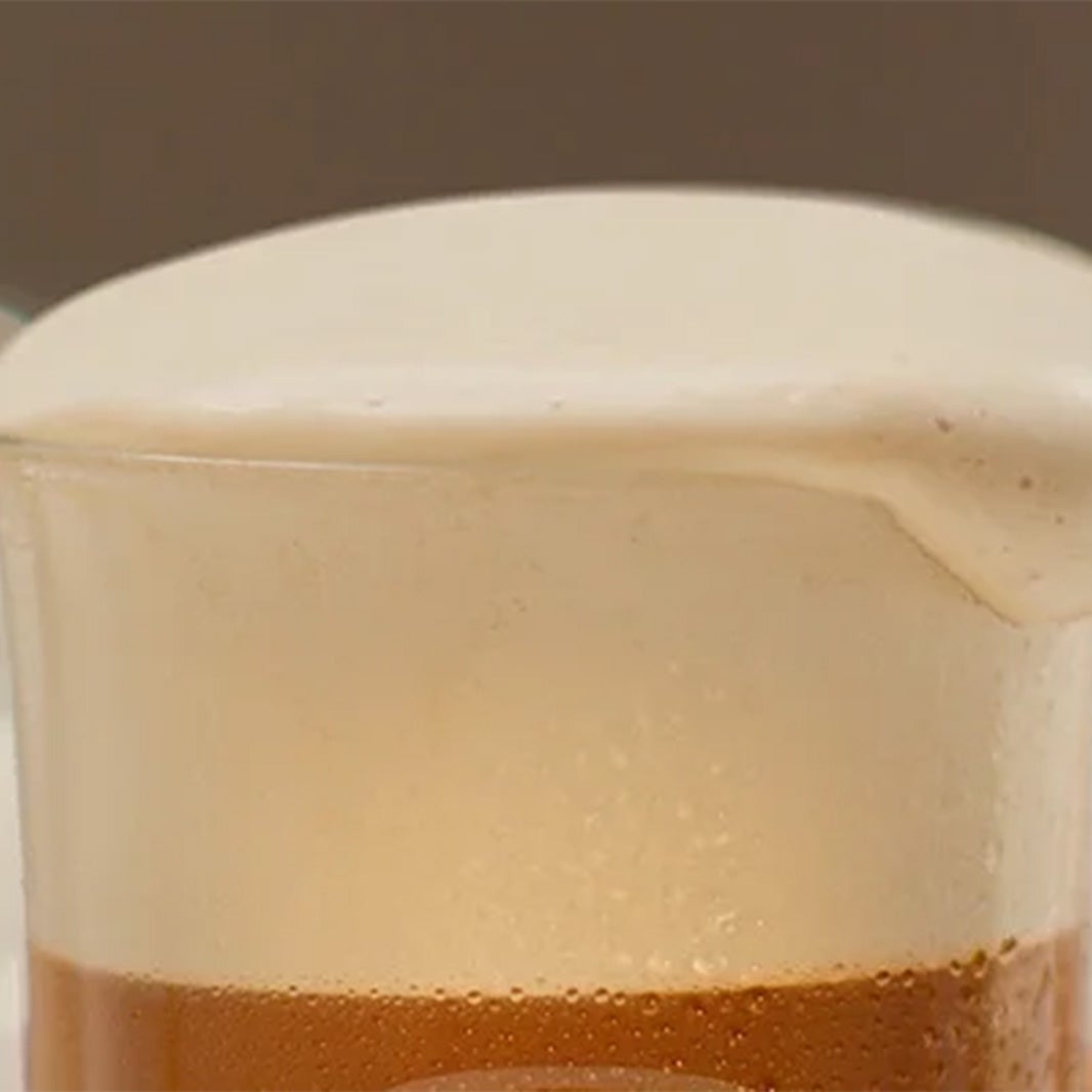 כוס המכילה אייס קפה לאטה של NESCAFÉ