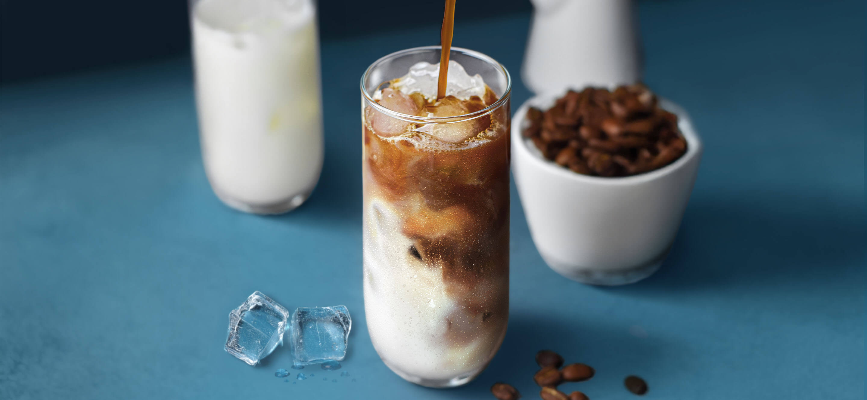 Bicchiere con ghieccio e caffè