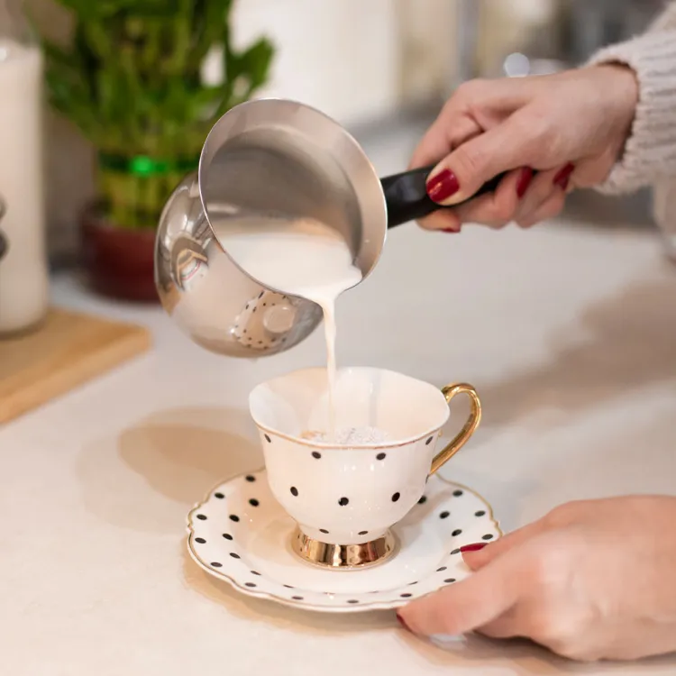 latte nel bicchiere da latte
