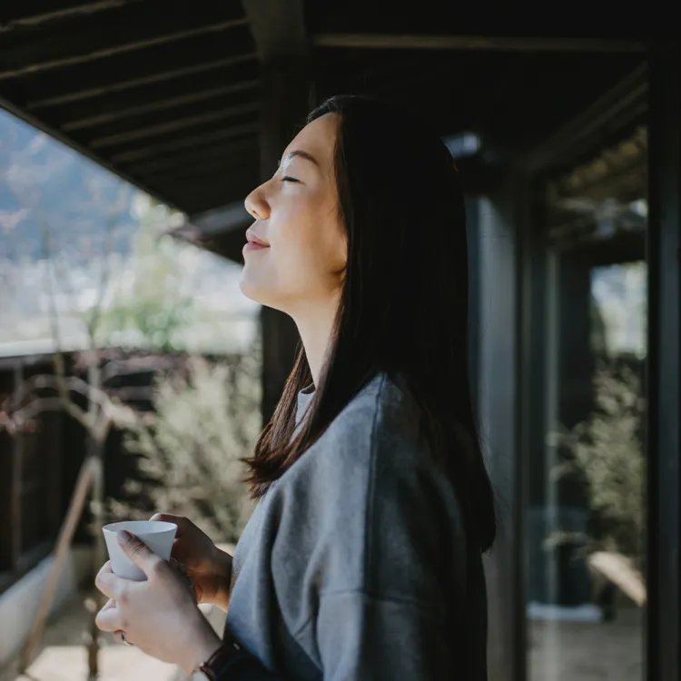 bere un caffè nero lungo