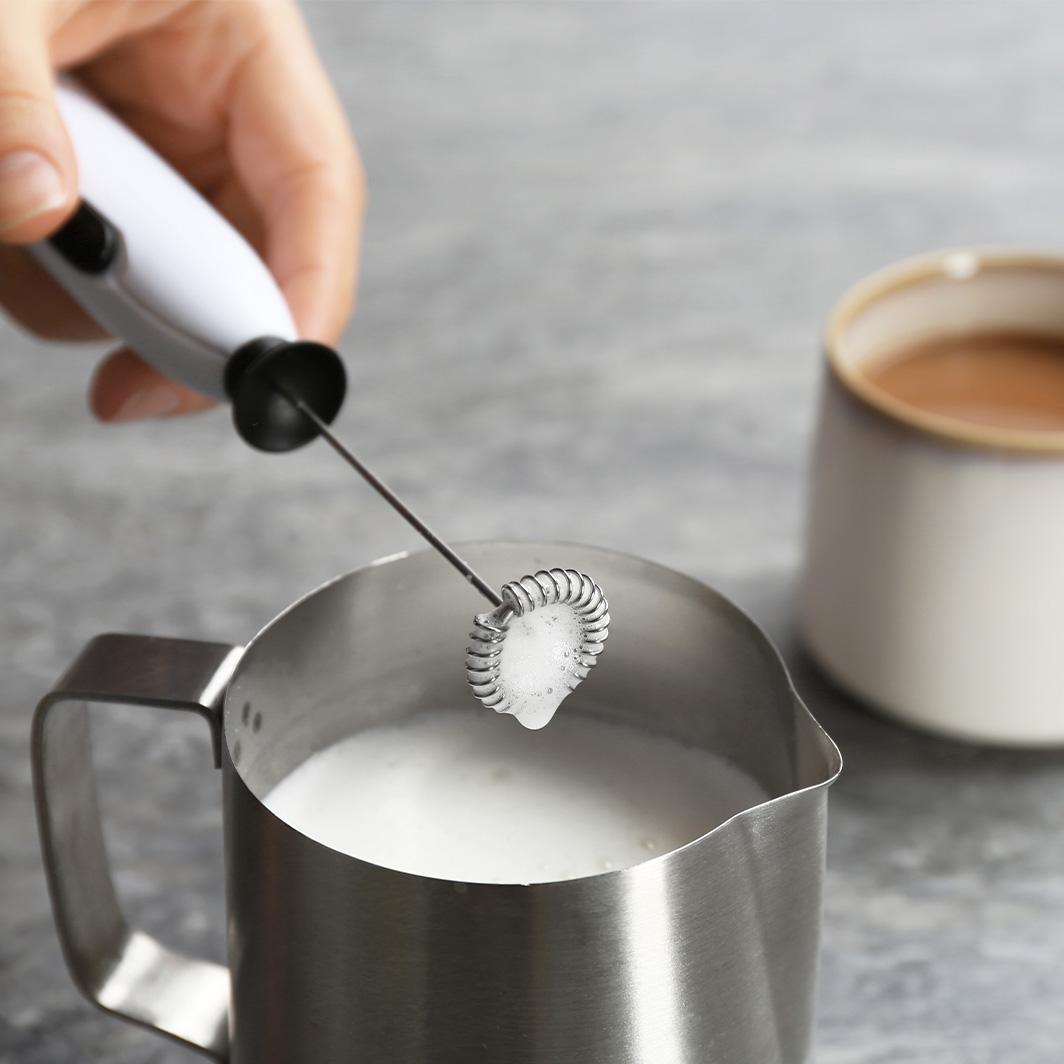 Come montare il latte con un frullino
